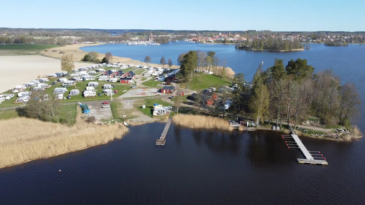 Upptäck Husabergsudde Camping i Askersund! Natursköna ställplatser vid Vättern med bad, båtliv, minigolf, bastu, servicebutik och nära till city.