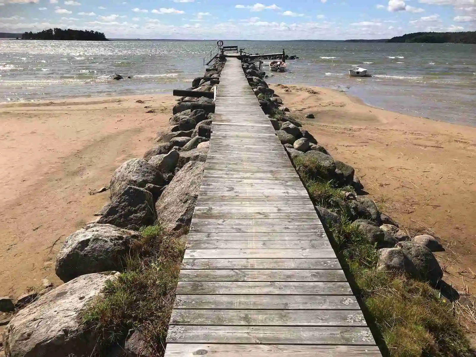 Hitta din ställplats på Sikhalls Camping vid Vänern! Njut av fin sandstrand, restaurang, bar & familjevänlig atmosfär. Hundvänligt. Boka din husbilsplats!