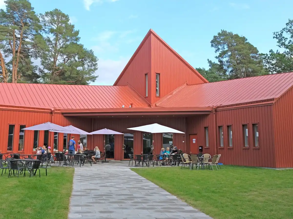 Upptäck Furulid i Motala: natursköna ställplatser för husbil nära Varamobaden. Modern service, café & aktiviteter. Boka din plats vid Vätterns strand!