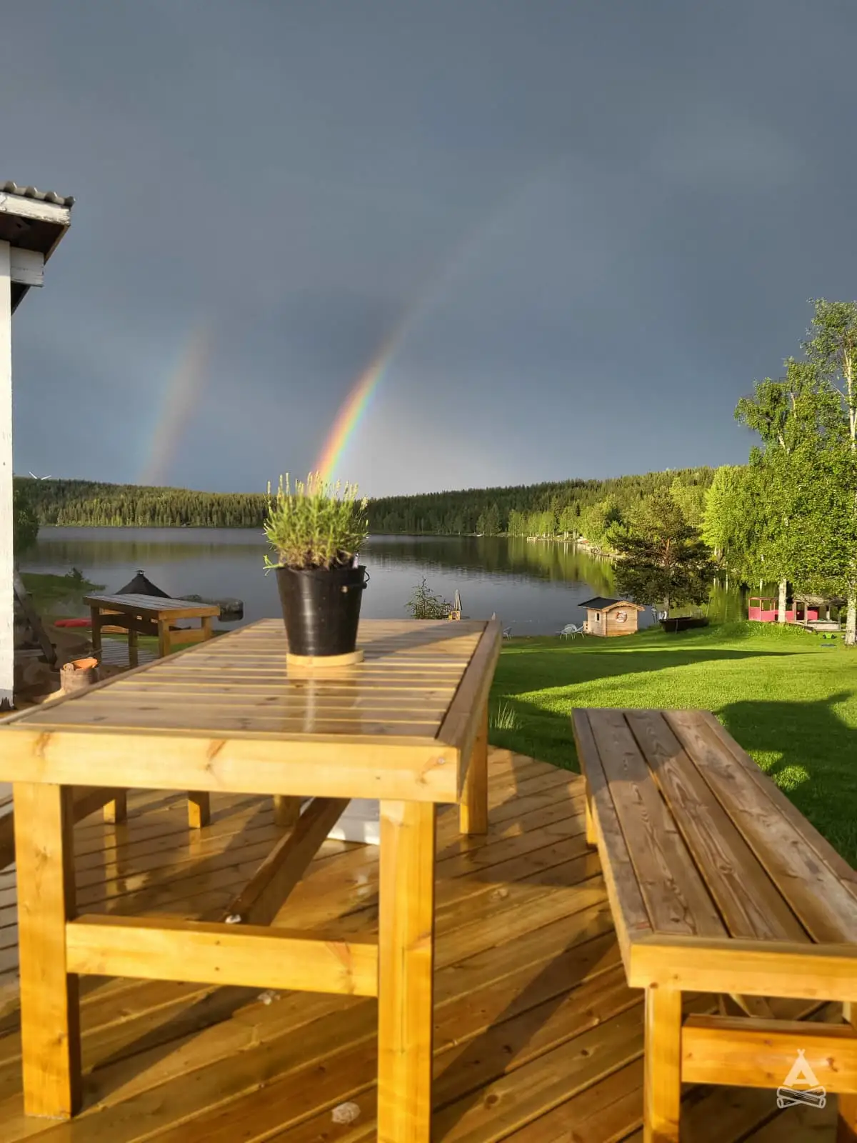 Upptäck Rödvattnet Camping: naturnära ställplats i Västernorrland med sjöutsikt för husbil/husvagn. Fiske, vandring, hundspann, café & holländsk ost.