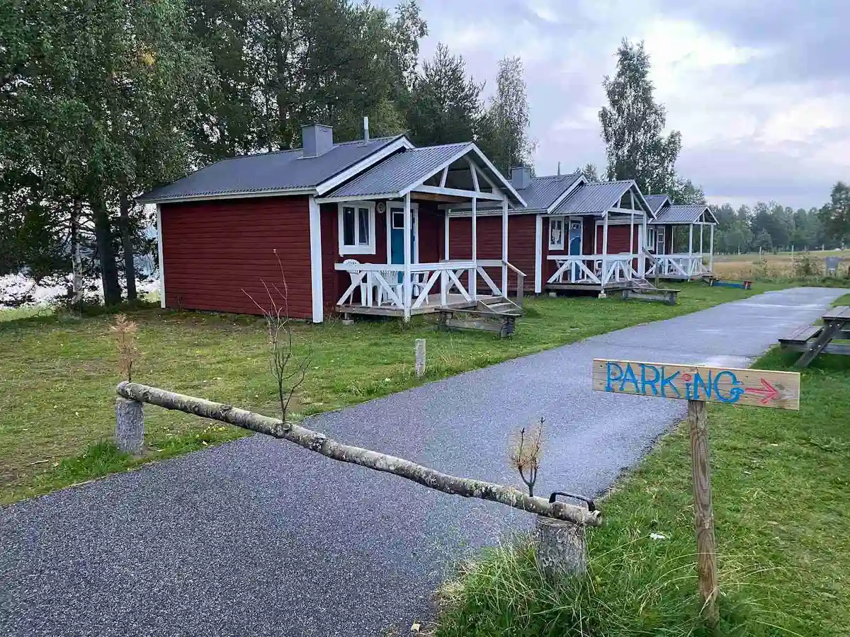 Magisk ställplats i Gargnäs, Lappland vid Hemsjön. Full service för husbil/husvagn, el, bad, fiske, vandring, cykel, WiFi. Året runt-upplevelser!