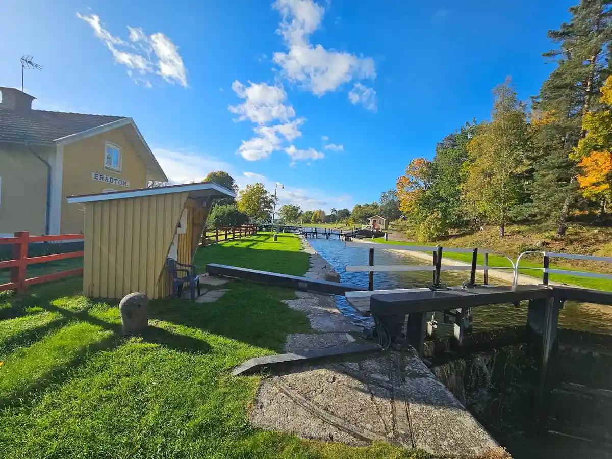Upptäck Brådtom Sluss! Charmiga ställplatser vid Göta Kanal med el, café & service. Upplev lugnet, historien & båtlivet. Perfekt för husbil & husvagn.