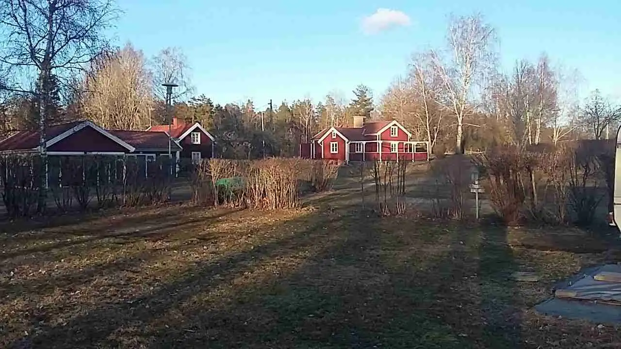 Upptäck Linneryds Camping – charmig ställplats vid sjön i Småland. Personlig service, god mat, fiske, cykling, bastu & avkoppling. Perfekt för husbil/husvagn.