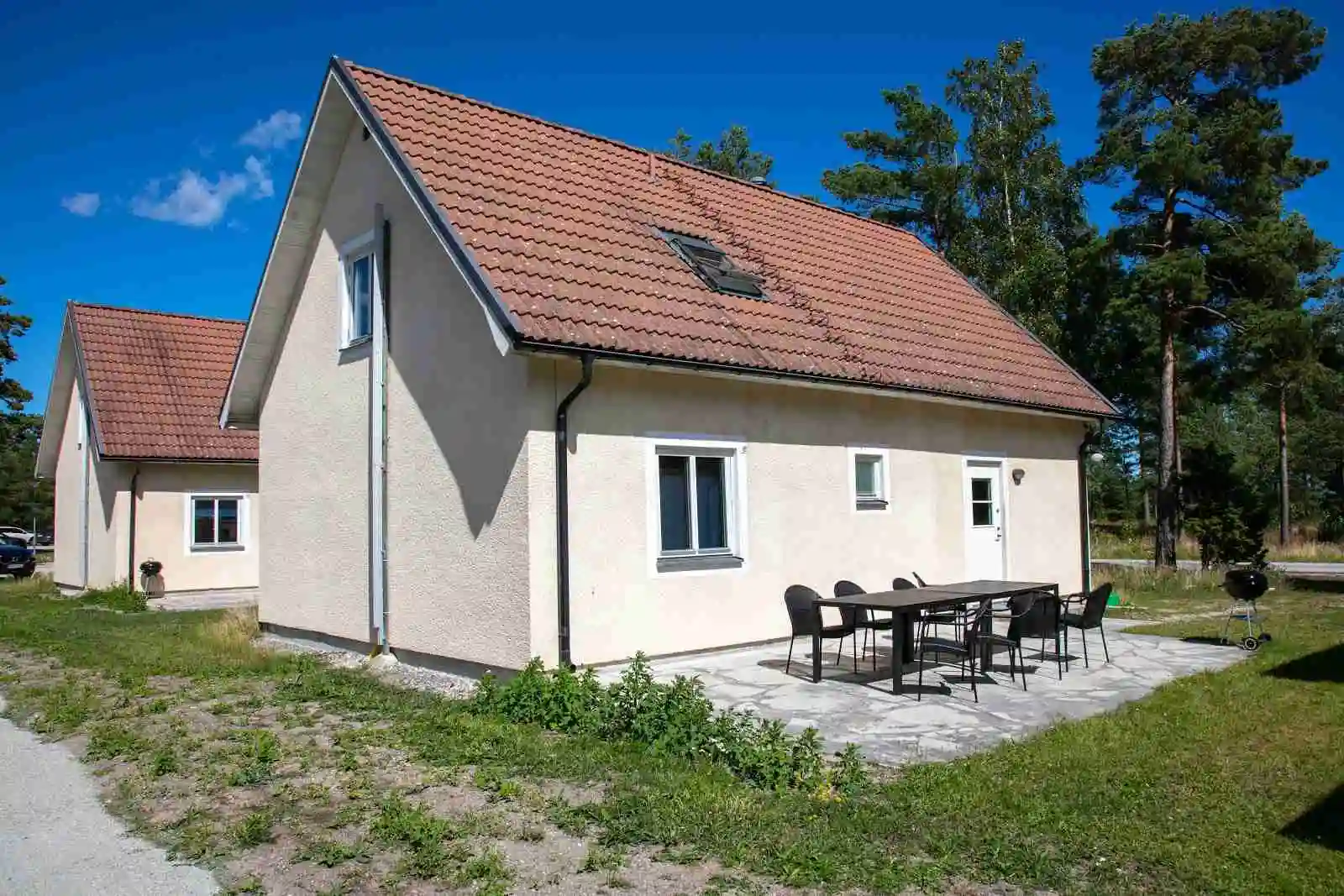 Ställplats vid Åminne på Gotland! Boka din plats med el (max 10m) vid en av öns finaste stränder. Pool, padel, restaurang & full service. Husdjur ok.