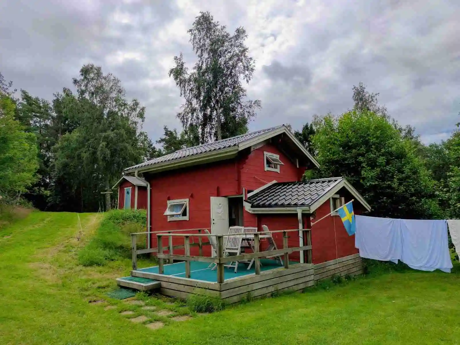 Upptäck Tanums Camping & Stugby – ställplatser för husbil/husvagn vid Vitlyckes hällristningar (UNESCO). El, servicehus, tömning, WiFi. Nära natur & kust.