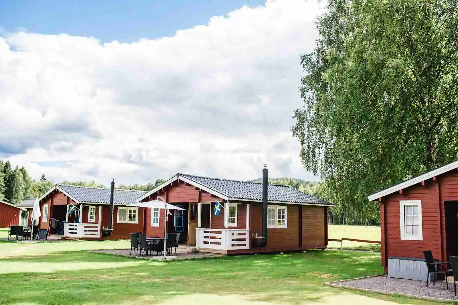 Upptäck Alevi Camping i Stöllet – natursköna ställplatser för husbil vid Klarälven i Värmland. Njut av fiske, vandring, bad & full service. Husdjur välkomna!