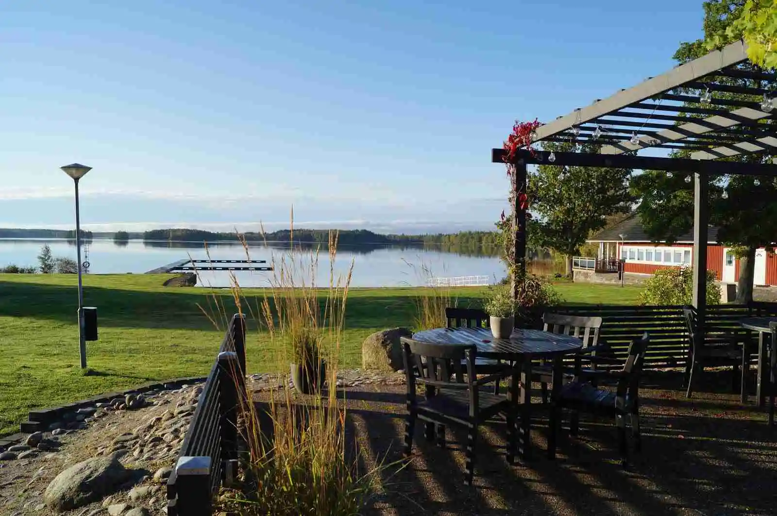 Upptäck Tingsryd Resort – en förstklassig ställplats i Småland vid sjön Tiken. Njut av spa, pool, restaurang & massor av aktiviteter för hela familjen.