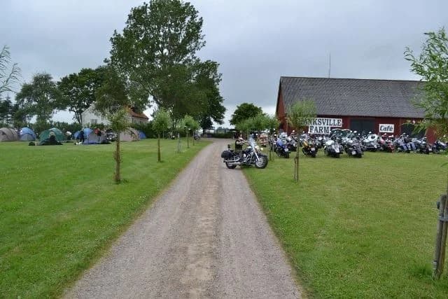 Upptäck Hanksville Farm: Unik ställplats i Svalöv, Skåne med el, service, restaurang & bar. Perfekt för husbil/husvagn nära natur & sevärdheter.