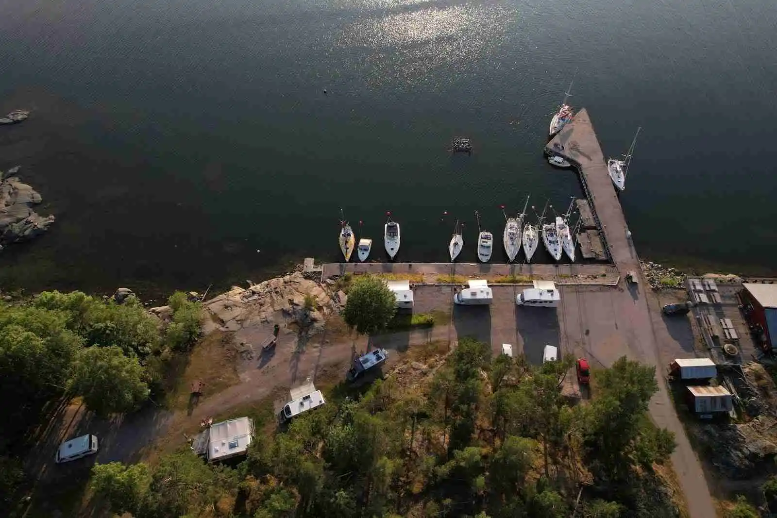 Unika ställplatser för husbil/husvagn vid havet i Ängskärs naturreservat. Kustvy erbjuder utsikt, vandring, lugn & ro. El, WC/dusch. Boka online!