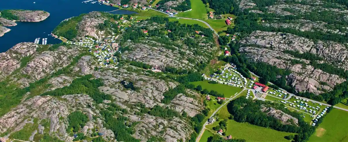 Örnefjordens Camping nära Kungshamn: Havsnära ställplatser för husbil/husvagn, camping, stugor & vandrarhem. Bad, lek, minigolf. Nära Smögen. Öppet året runt!