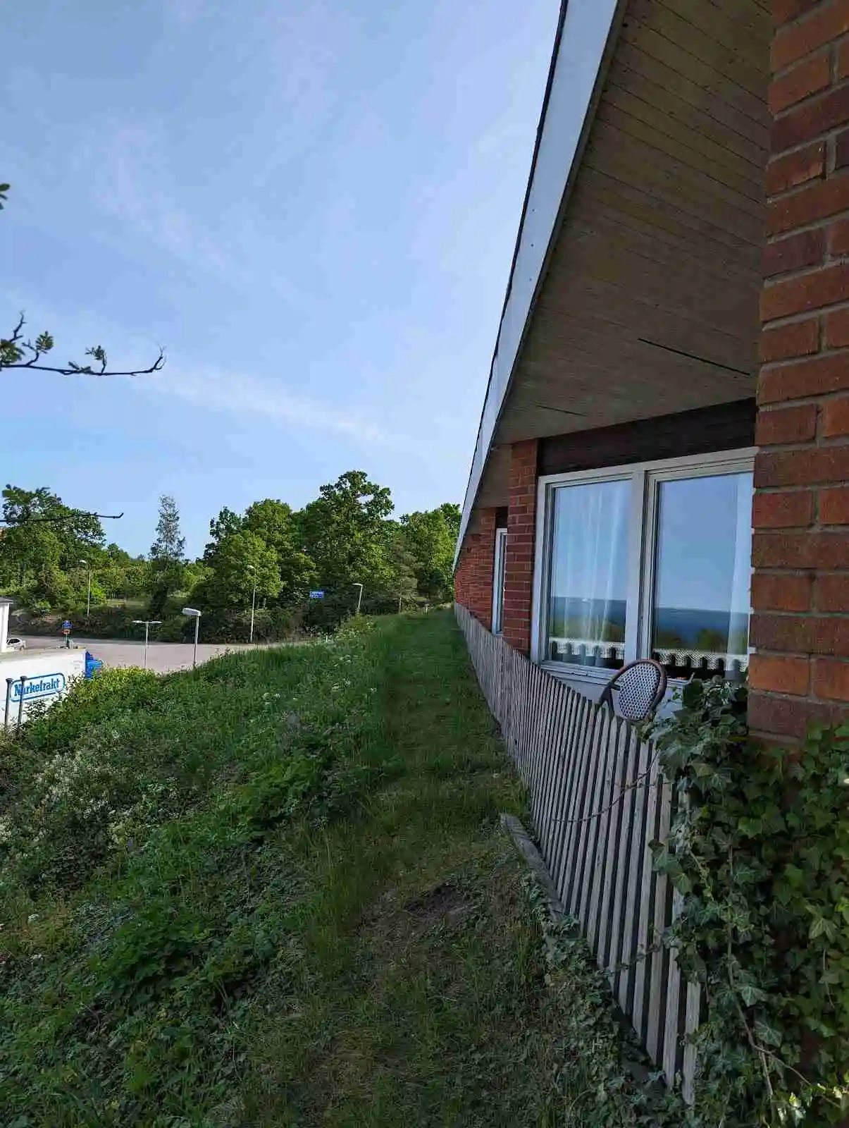 Upptäck Camping Vättersmålen: Naturnära ställplatser nära Gränna & E4. Lugn, Vätternutsikt, fiske & familjär atmosfär. Perfekt för husbil & husvagn.