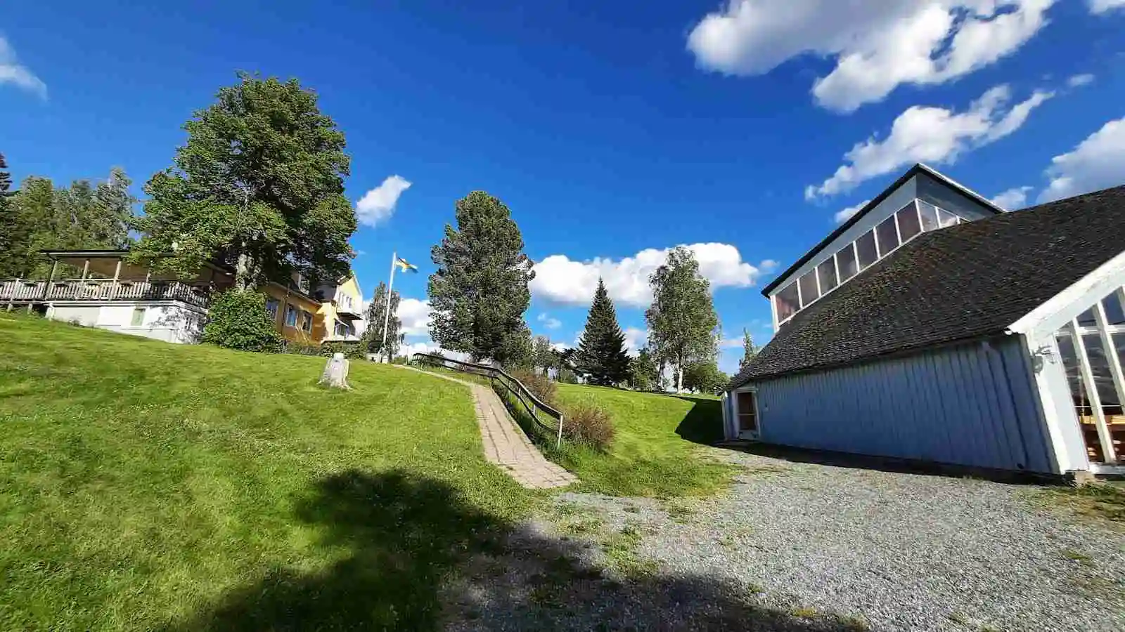 Upptäck Solbacken på Dekarsön! Året runt-öppen ställplats i Höga Kusten nära Örnsköldsvik. 16 elplatser, pool (sommar), café, servicehus & Wi-Fi.