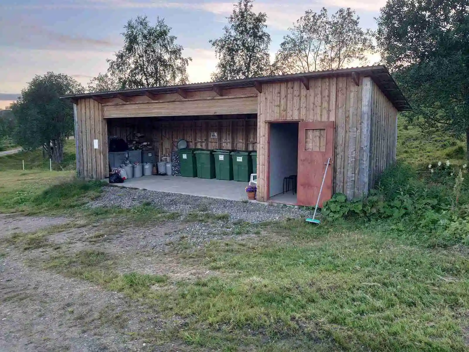 Ställplats för husbil/husvagn vid Vildmarksvägen! Lia Ranch i Ankarvattnet, Jämtland, erbjuder fjällutsikt, fiske, vandring & service. Nära Stekenjokk.