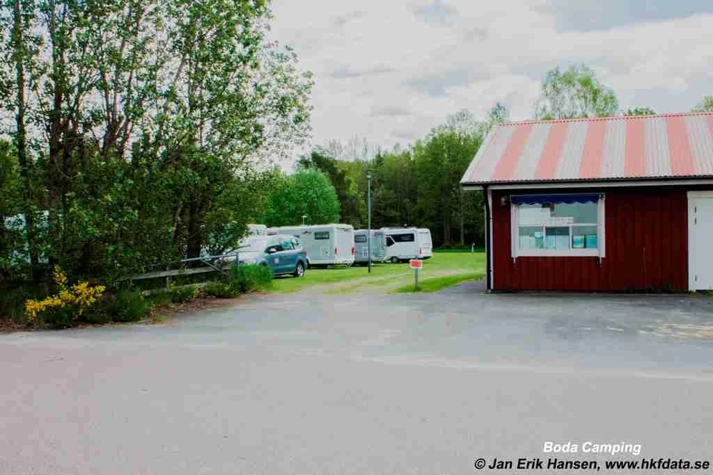 Hitta din perfekta ställplats på Emmaboda Camping! Husbilsplatser med el, full service, pool, sjöbad, padel, minigolf & nära Glasriket. Familjevänligt!
