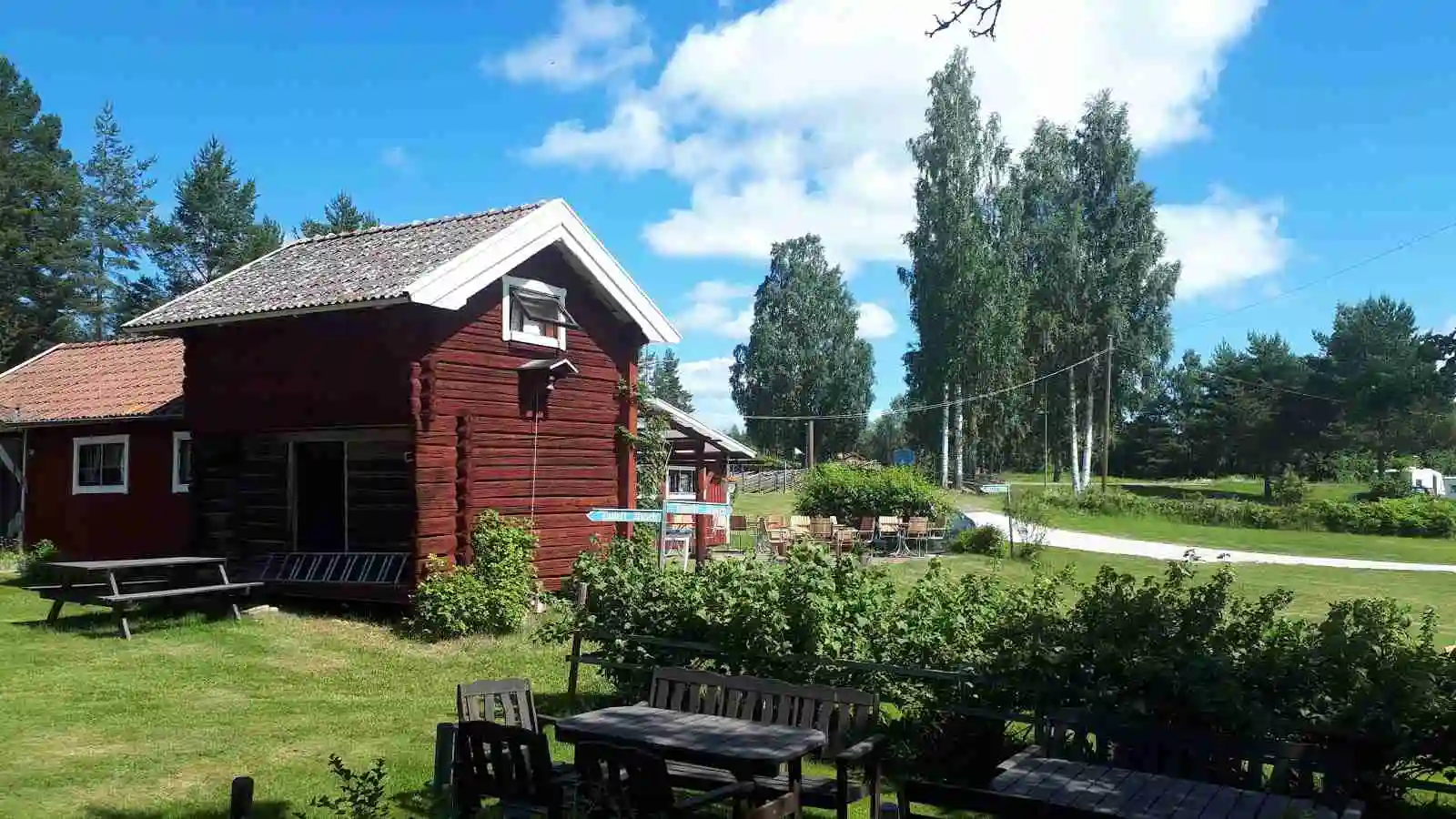 Upplev Vikarbygården, en familjevänlig ställplats & camping i Vikarbyn med fantastisk Siljanutsikt. Nära Rättvik. El, WC, dusch, latrintömning. Dalarna.