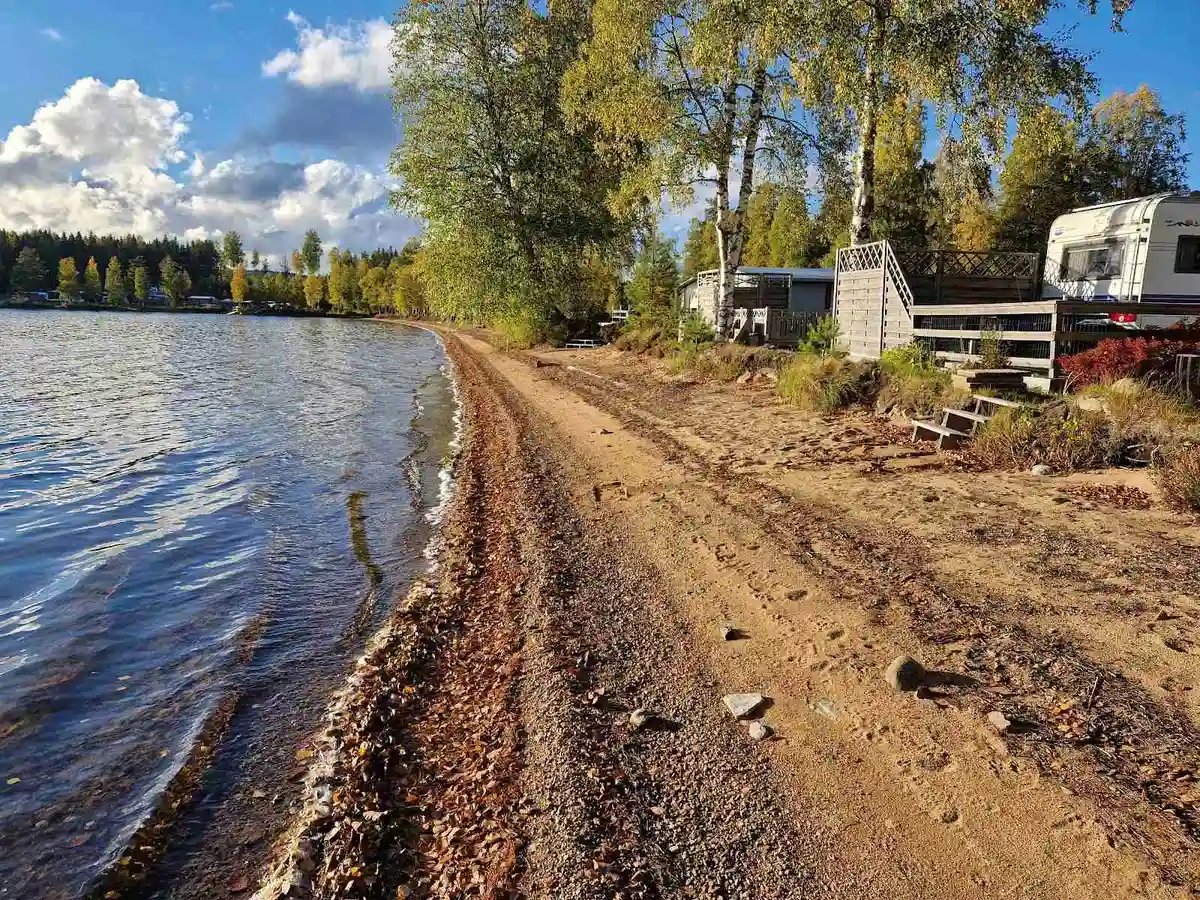 Prisvärd ställplats för husbil vid sjön Treen i Värmland. Treens Natur & Fiskecamp erbjuder fiske, vandring, bad & service. El, WC, dusch. Husdjur ok.