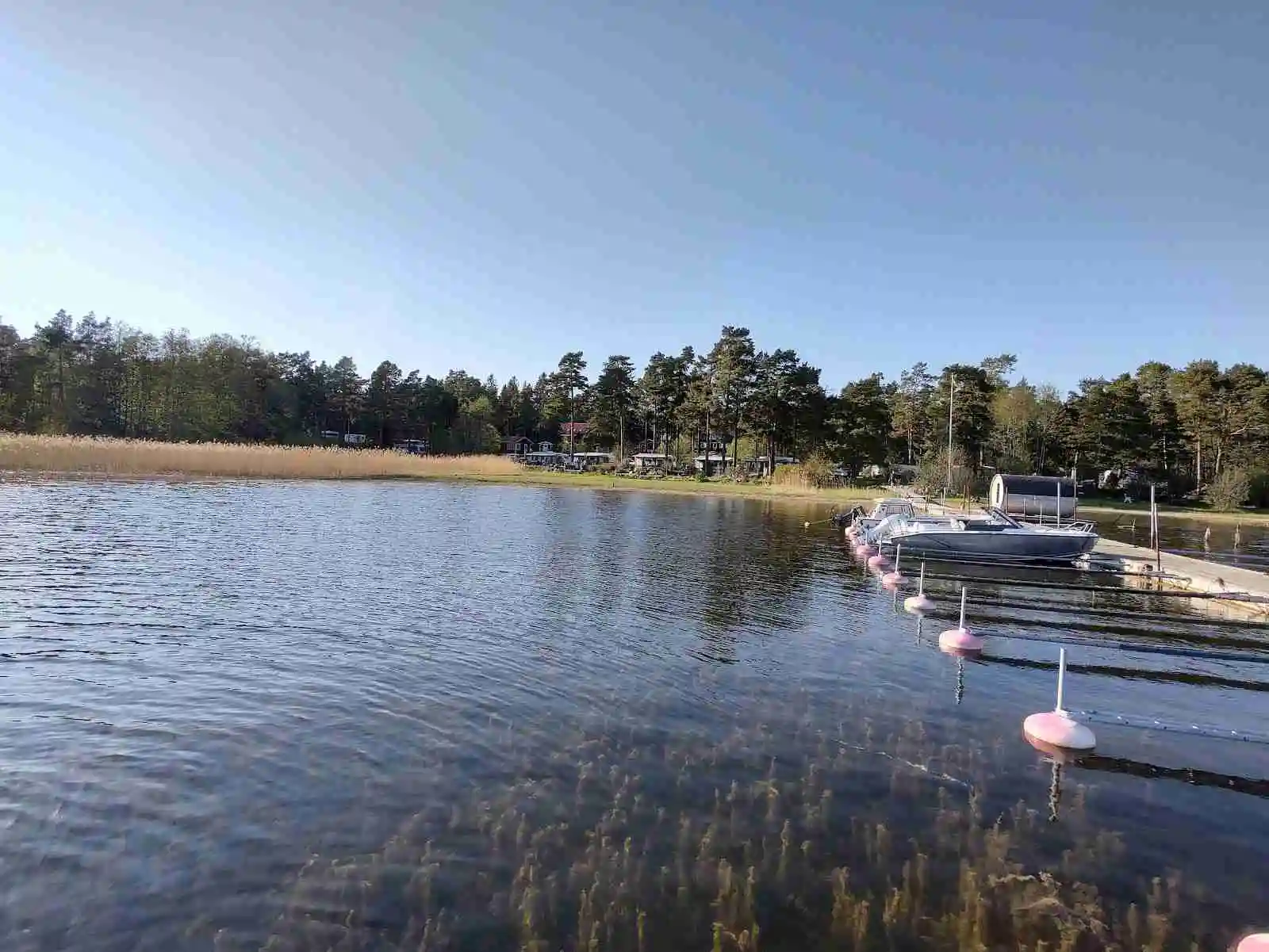 Upptäck Norrtälje Camping! Ställplatser för husbil/husvagn nära hav & stad. Öppet året runt med bastu, spa, fiske & vandring. Boka din plats idag!