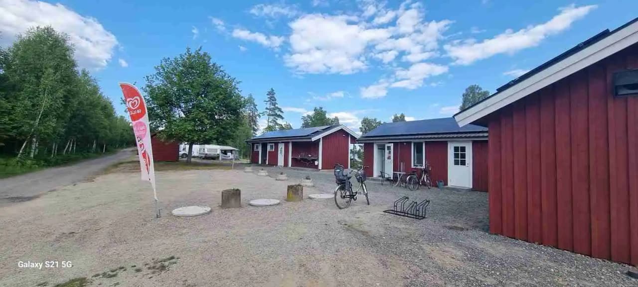 Upptäck Löckna Camping – natursköna ställplatser för husbil & husvagn vid sjön Bolmen. El, service, fiske, bad, vandring & bastu. Boka din plats idag!