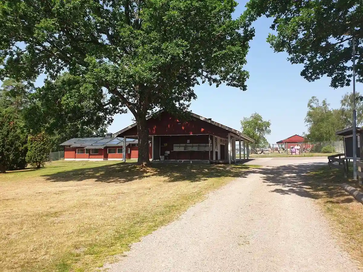 Ställplats i Kosta vid Kosta Bad & Camping. Fullservice med el, pool, bastu, spa-nära, restaurang & nära Kosta Outlet. Perfekt för husbil/husvagn i Glasriket.