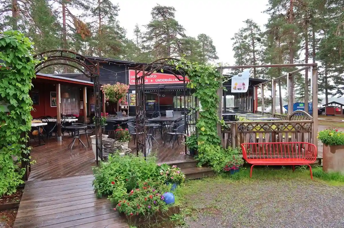 Hitta din perfekta ställplats vid havet på Ava Havsbad & Camping! El, VIP-platser, service, restaurang, pub & underhållning vid E4 nära Lögdeå.