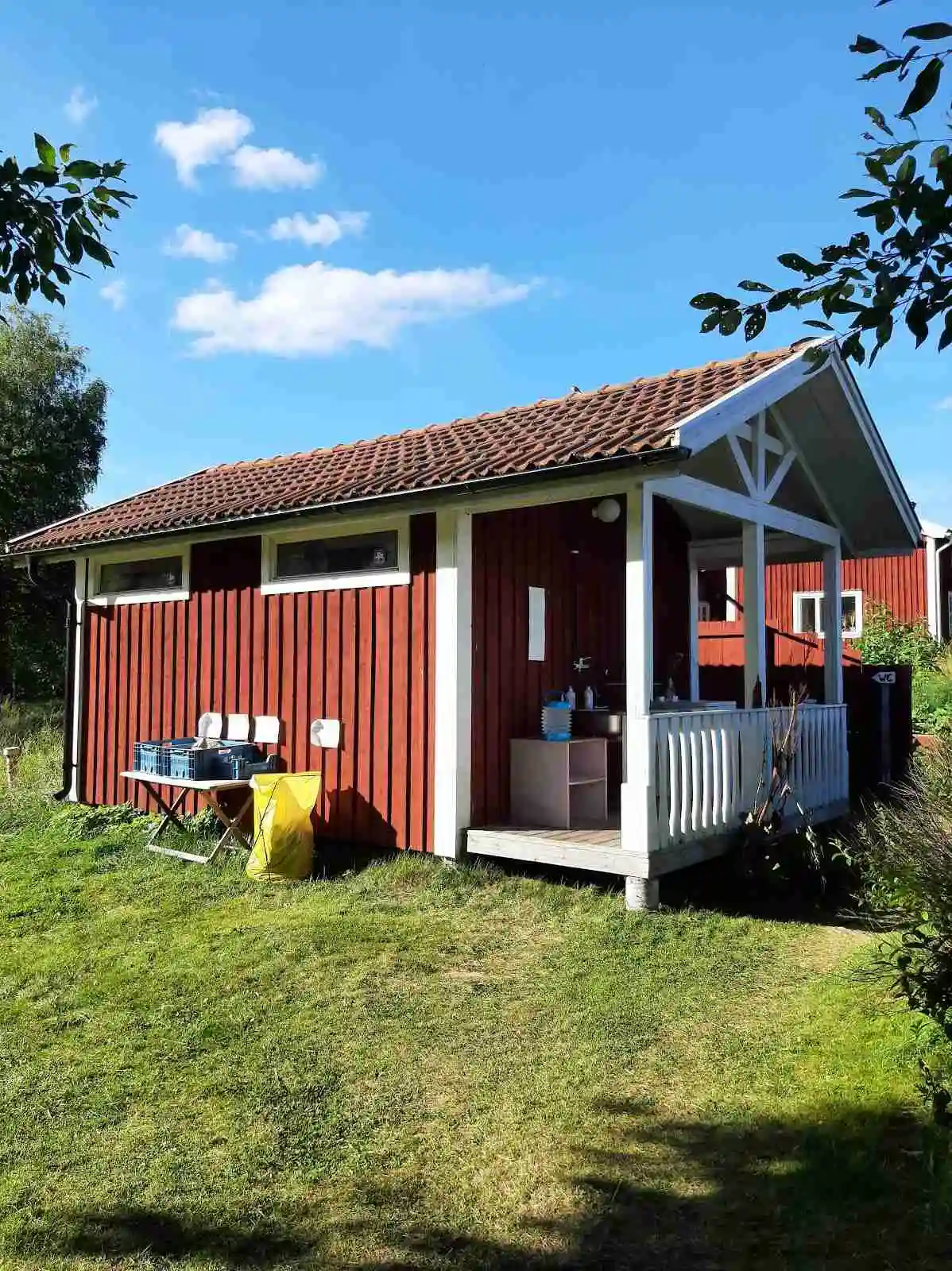 Upptäck Sörälgens Camping – naturnära ställplatser & camping vid sjö i Hällefors, Bergslagen. Elplatser, bad, fiske, kanot, cykel & bastu. Boka nu!