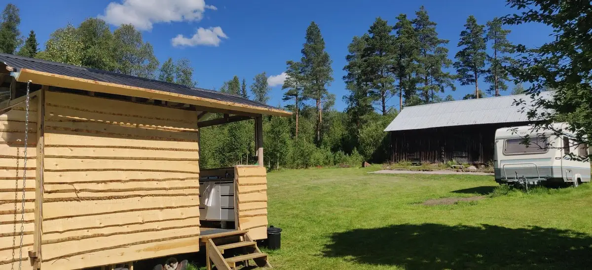 Hitta din idylliska ställplats på Solberg Hults Camping i Ekshärad, Värmland. Naturnära minicamping med el, service, djur, lekplats & nära till fiske.