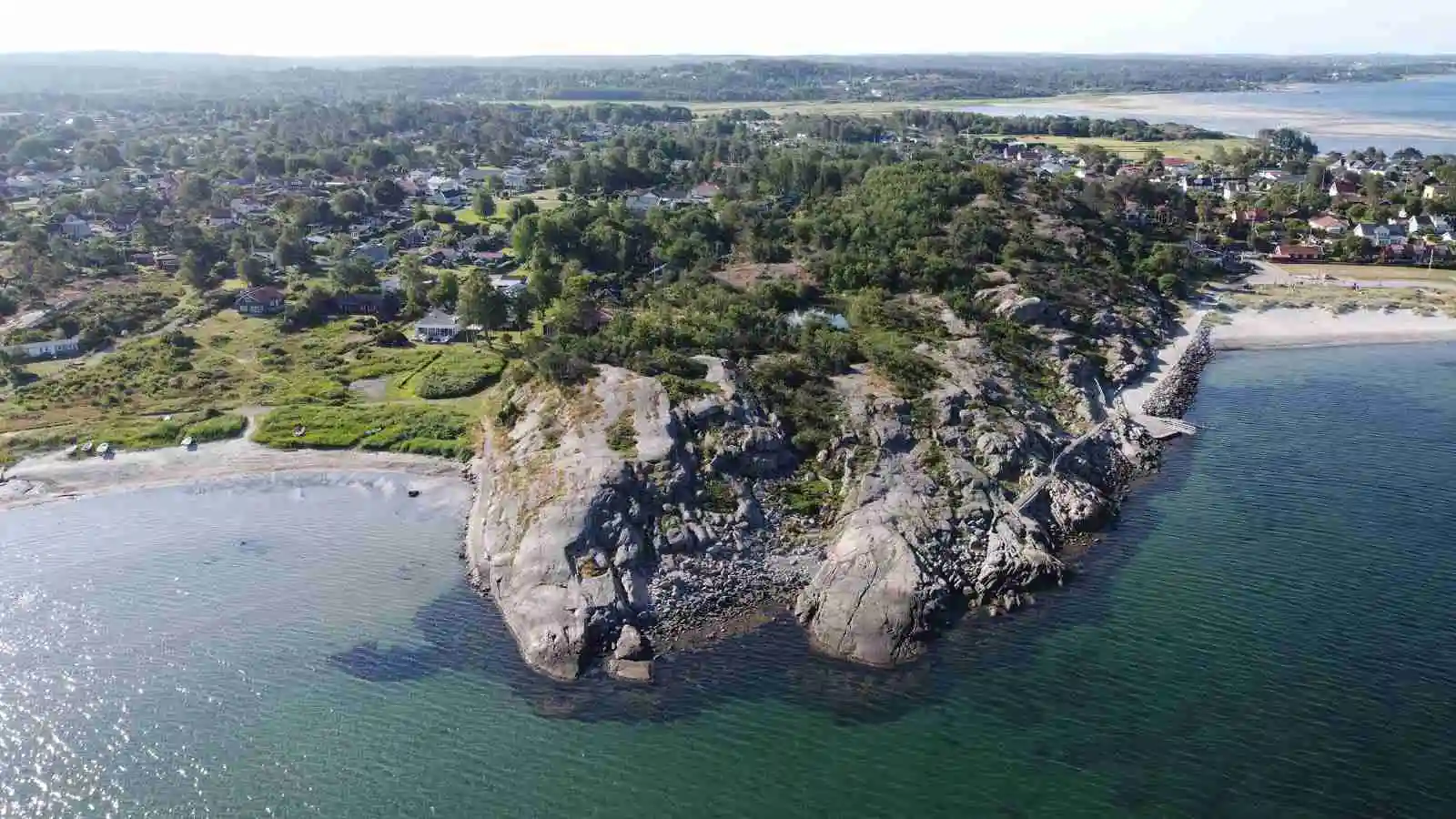 Upptäck Vallersvik Camping i Frillesås! Ställplatser för husbil nära havet med el, service & aktiviteter som padel & beachvolley. Boka din plats idag!