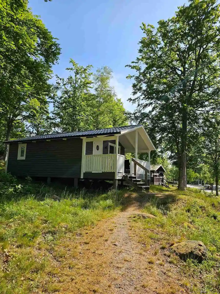 Upptäck Tredenborgs Camping i Sölvesborg! Perfekta ställplatser för husbil/husvagn vid havet i Blekinge. Njut av sandstrand, badbrygga & aktiviteter.