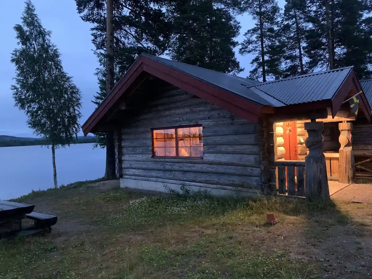 Hitta din ställplats vid Kojbyns naturcamping i Rätan! Husbilsplatser med el vid Rätanssjön (E45). Service, restaurang, bad, fiske & vandring i Jämtland.