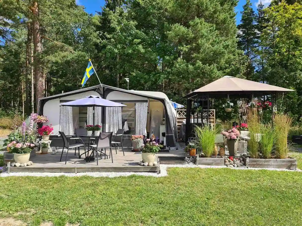 Upptäck Gävle Camping Engesberg! Kustnära ställplatser för husbil/husvagn med bad, restaurang, minigolf & nära Gävle centrum. Full service. Boka nu!