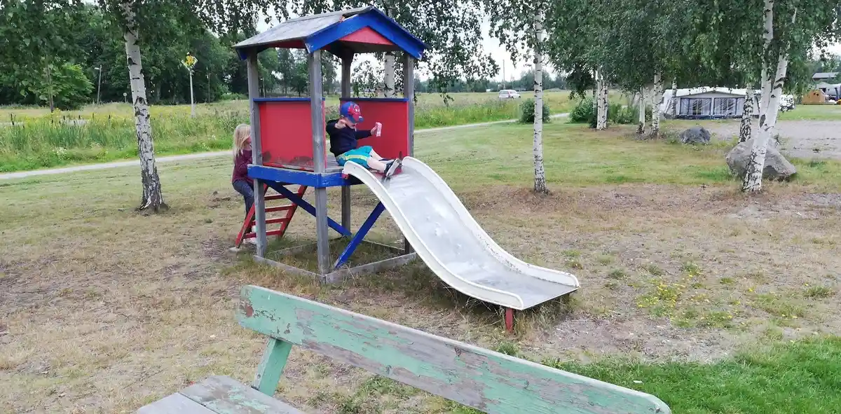 Upptäck Camp Kungsgården – idyllisk ställplats vid Storsjön. Perfekt för husbil/husvagn med el, fiske, bad, båt, restaurang & nära till aktiviteter.