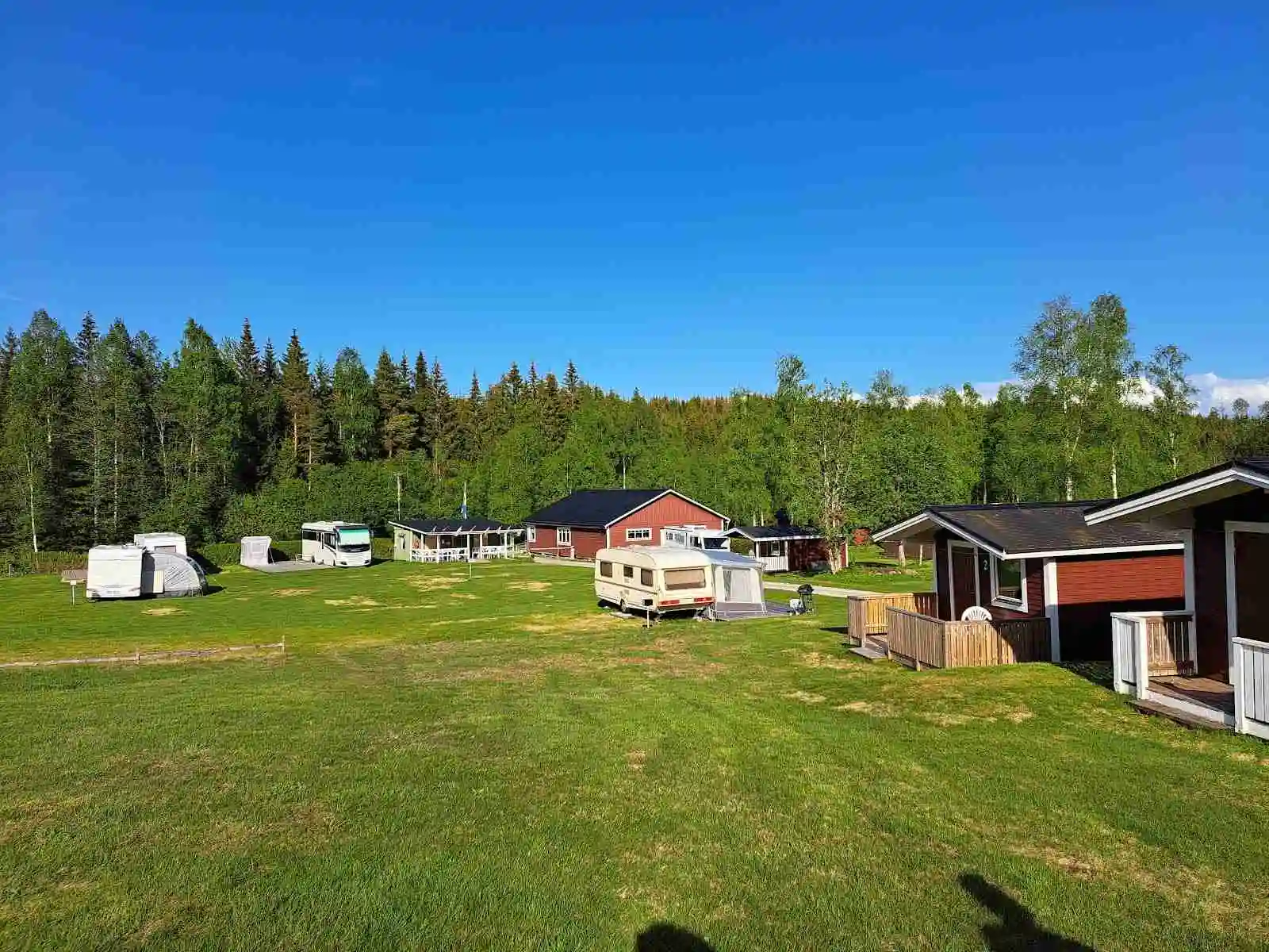 Upptäck Sandviken Fribad & Camping i Filipstad – unika ställplatser för husbil/husvagn vid sjö. Naturistcamping med strand, bastu, el & service. Nära city.