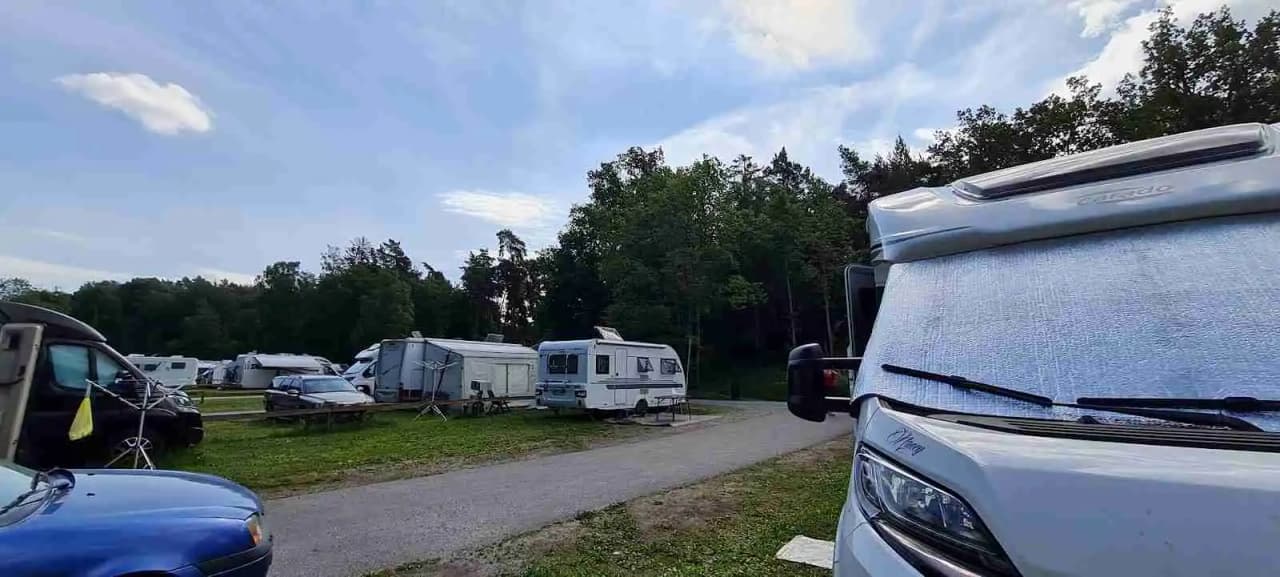 Upptäck Ängby Camping, din citynära ställplats i Stockholm vid Mälaren! Drop-in för husbil/husvagn, nära bad, skog & T-bana. El, service, tömning.