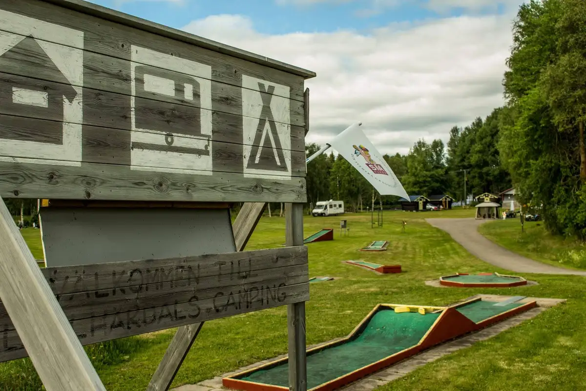 Hitta din perfekta ställplats på Lillhärdals Camping i Härjedalen! Elplatser vid Härjeån, servicehus, pool, fiske, ATV/skoter. Boka husbil/husvagn!