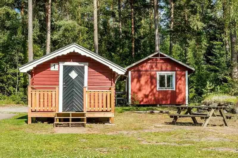 Ställplatser vid Mälaren på Bredsands Bad & Camping, Enköping. Lång sandstrand, pool, familjevänligt & hundvänligt. Restaurang & service. Boka din plats!