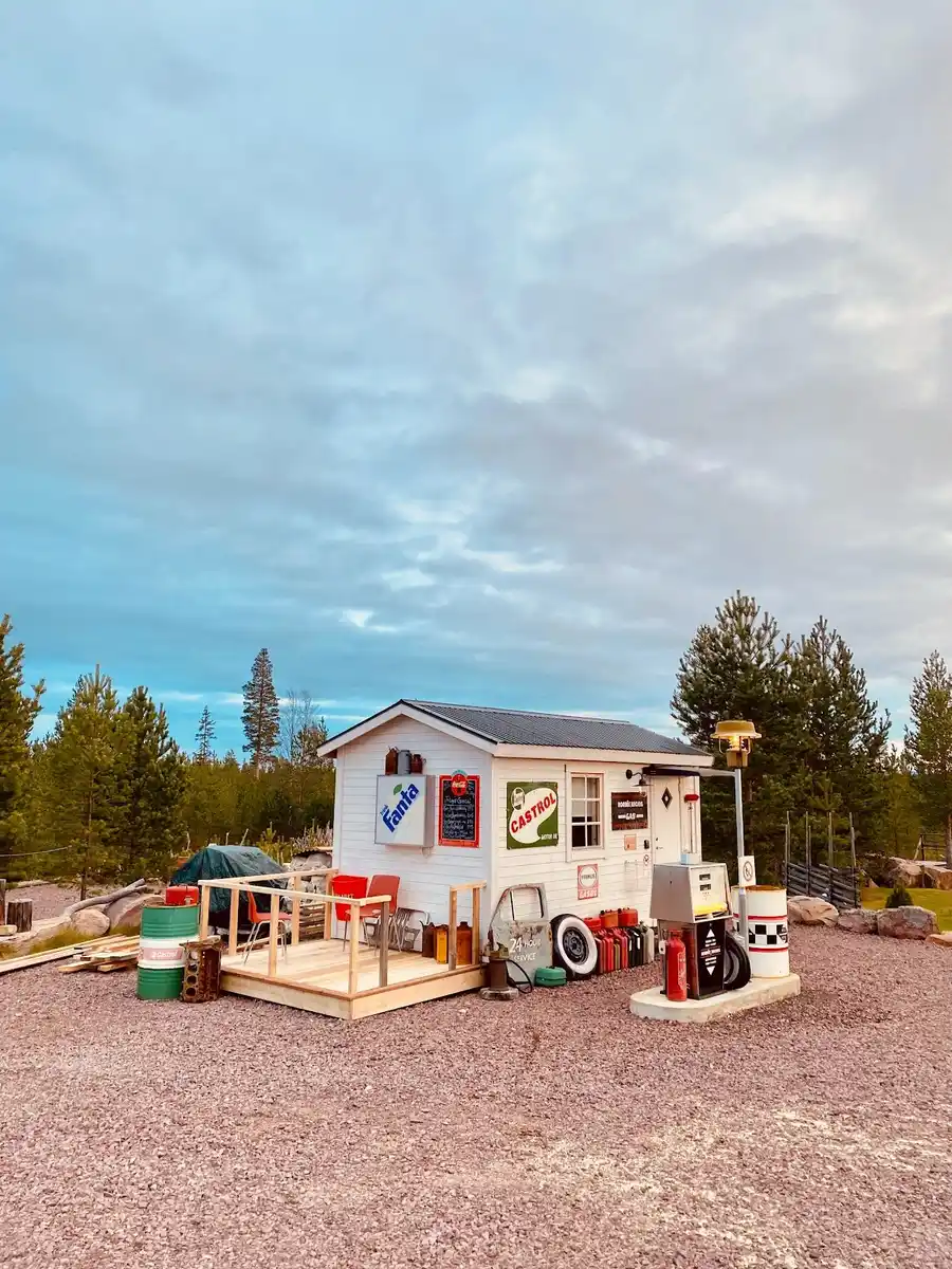 Unik ställplats i Sörsjön, Dalarna! Offroadcamp erbjuder äventyr, spa, restaurang & fullservice för husbil/husvagn vid sjö & vildmark. Boka nu!