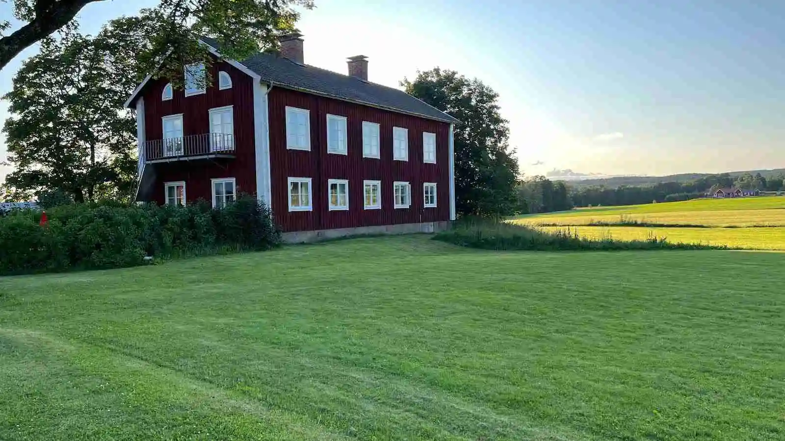 Upptäck Vreten Kursgård ställplats vid Fåsjön, Nora. Naturnära boende med el, dusch, WC, kök & fiske i Bergslagen. Husdjur välkomna. Boka din plats!