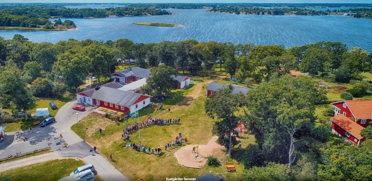 Upptäck Kustgården Senoren, en idyllisk ställplats i Karlskrona skärgård. Havsnära boende för husbil/husvagn med el & service. Boka din plats nu!
