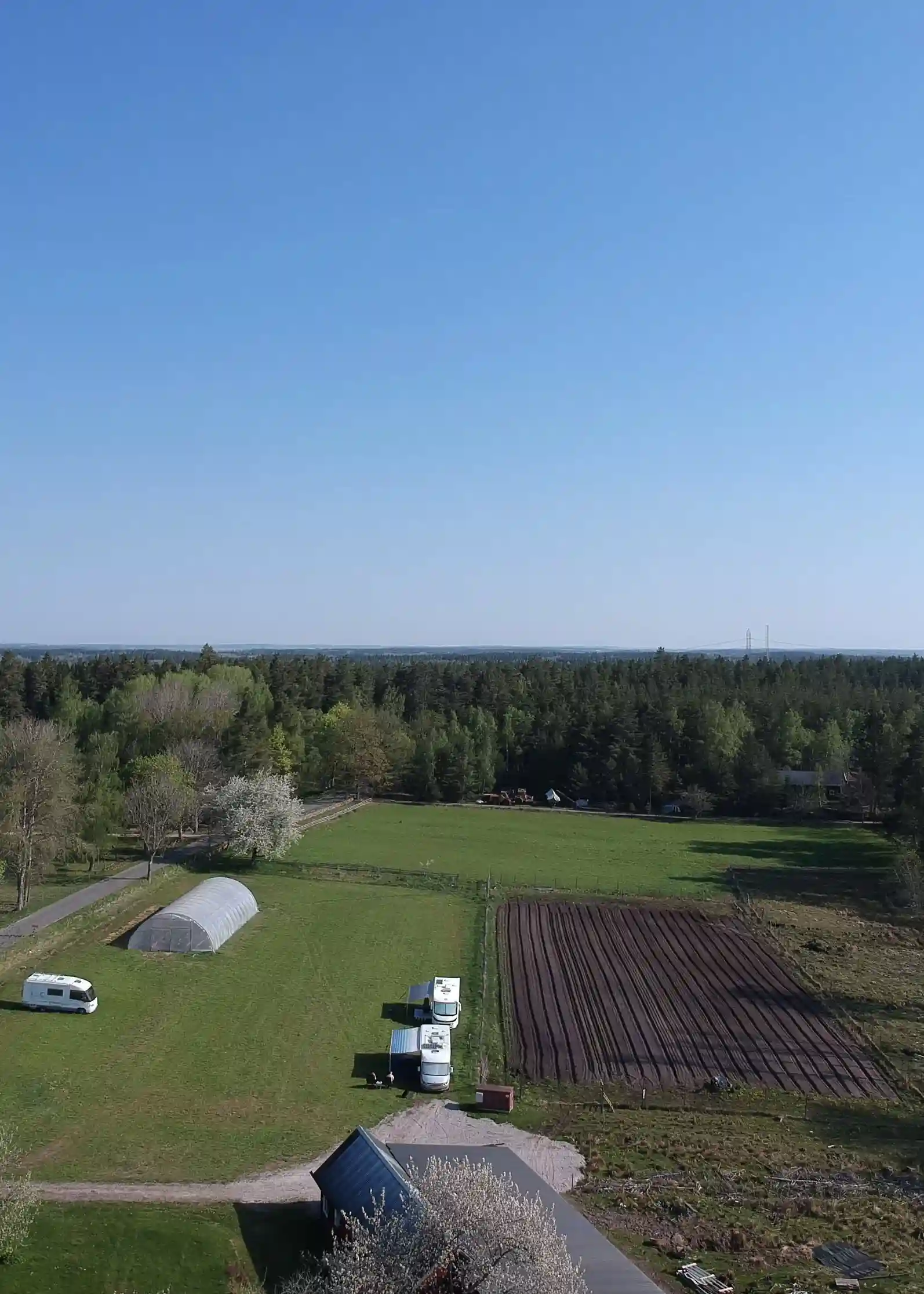 Upptäck Billingens Camping i Skövde! Perfekt ställplats för husbil/husvagn med el, pool, spa, MTB, vandring & nära stan. Boka din plats idag!