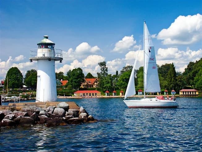 Boka din ställplats vid Vättern! Breviks Camping & Ställplats i Karlsborg erbjuder 6 husbilsplatser & camping nära sjön. Hundvänligt, bad, vandring.