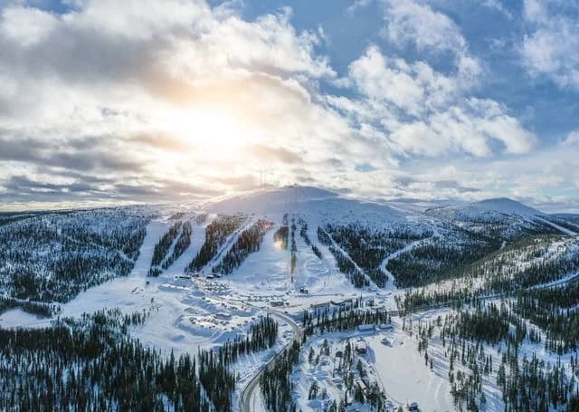 Upptäck Dundret Camping – en åretruntöppen ställplats i Gällivare med el, service & aktiviteter som skidåkning, vandring & norrsken. Boka din plats!