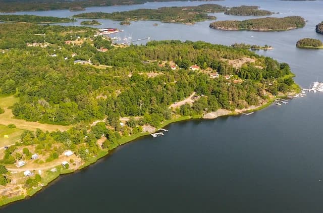 Upptäck Blankaholms Naturcamping – idylliska ställplatser för husbil/husvagn i naturreservat vid Smålandskusten. Bad, båt, bastu & nära Västervik.