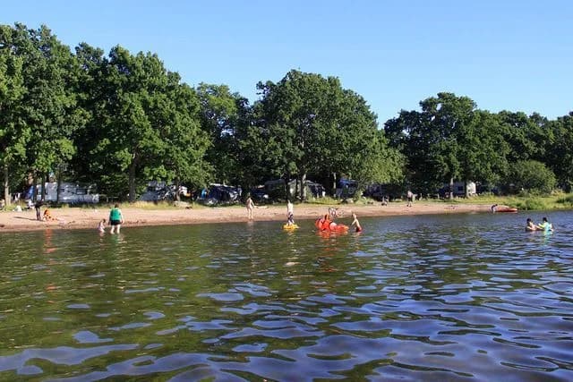 Upplev Eriksöre Camping på Öland! Perfekta ställplatser för husbil vid Kalmarsund. Aktiviteter för alla, hundparadis, strand, restaurang & nära Färjestaden.