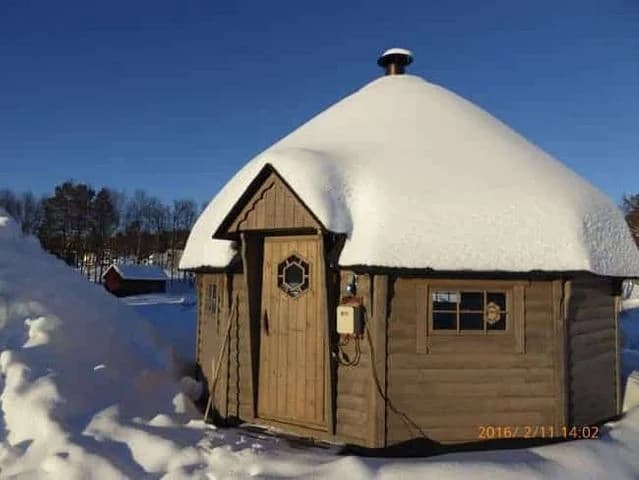 Upptäck Adolfström Camping – unik ställplats för husbil/husvagn i Laisvall. Njut av fjällutsikt, sjönära läge, fiske, vandring, skoter & moderna faciliteter.