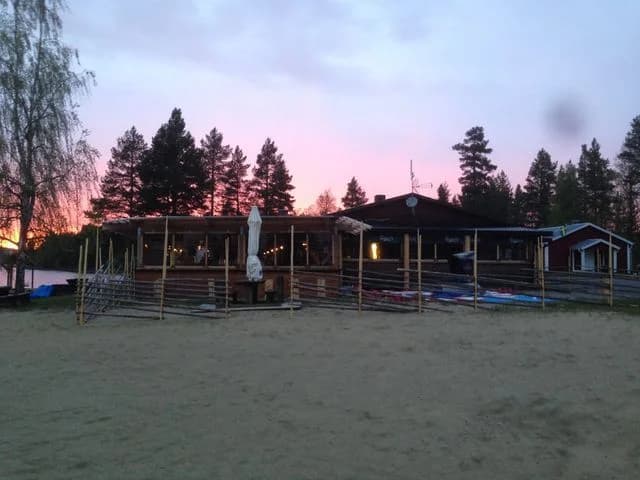 Upptäck Ängsjöns Camping i Bjurholm! Ställplatser vid sjö med el, pool, spa, restaurang & aktiviteter. Perfekt för husbil/husvagn. Boka din plats!