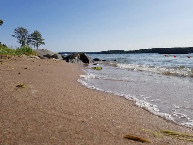 Hitta din naturnära ställplats på Askrike Camping vid Vaxholm! Njut av bad, golf & vandring nära Stockholm. Husbil (max 4,25t), husvagn & tält.