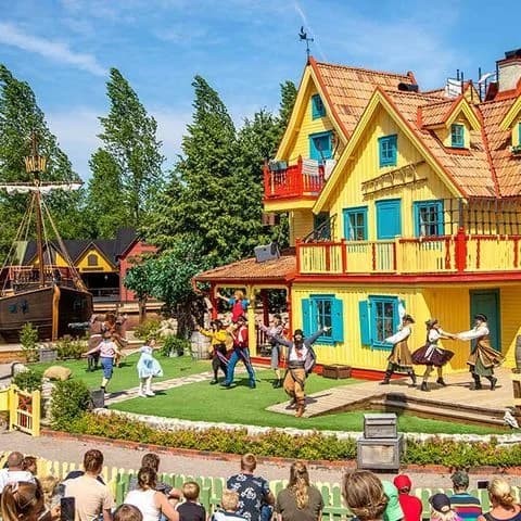 Upplev magin med ställplats vid Astrid Lindgrens Värld! Familjevänlig camping i Vimmerby med el, servicehus, lekplatser & nära till parken. Boka nu!