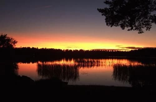 Upptäck Axamo Strand & Camping – idylliska ställplatser vid Axamosjön nära Jönköping. Bad, äventyr, restaurang & full service för husbil/husvagn.