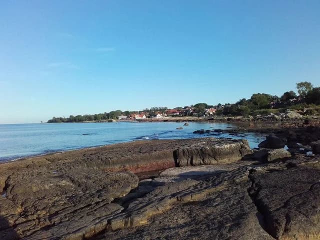 Upptäck Baskemölla Camping – naturskön ställplats på Österlen med havsutsikt. Perfekt för husbil/husvagn. Nära vandring, bad & Simrishamn. El, dusch, WC.