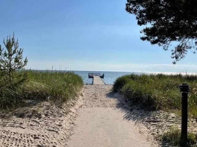 Upptäck Björkhaga Strandby – förstklassiga ställplatser för husbil/husvagn vid havet på Gotland. Njut av pool, strand, restaurang & full service. Boka nu!